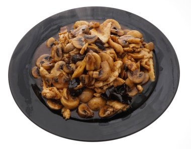 Siyah ve beyaz mantar ve bambu sürgünleri ile tavuk