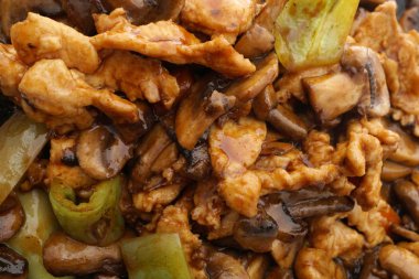 Çin yemeği. Tavuk mantar ve sebze ile