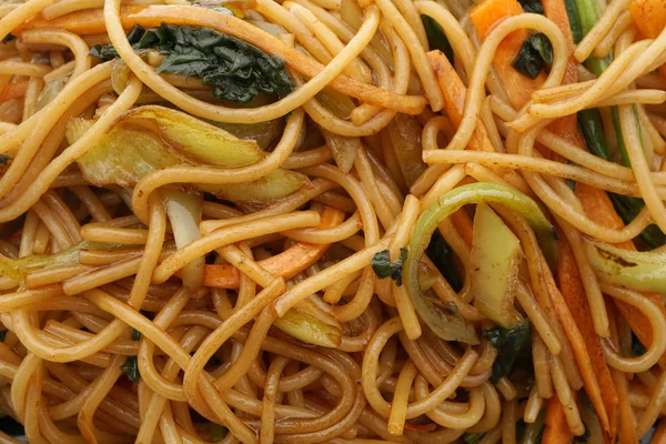 Chinesisches Essen. Spaghetti mit Spinat — Stockfoto