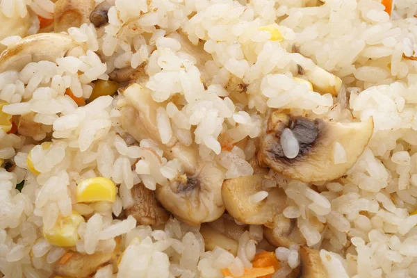 Comida chinesa. Arroz com cogumelos e legumes — Fotografia de Stock