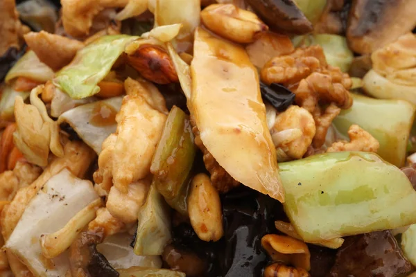 Comida china. Pollo de cerdo y ternera con verduras — Foto de Stock