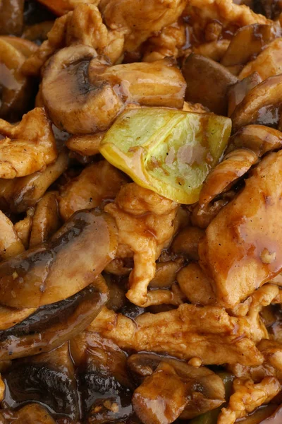 Kinesisk ret. Kylling med svampe og grøntsager - Stock-foto