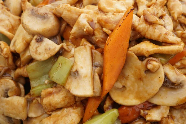 中華料理。鶏肉とキノコと野菜 — ストック写真