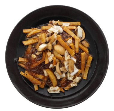 Kızarmış patates cipsi mantar sos ile