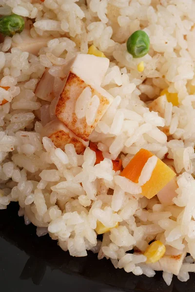 Comida chinesa. Arroz com presunto e legumes — Fotografia de Stock