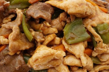Çin yemeği. Tavuk domuz eti ve Dana güveç