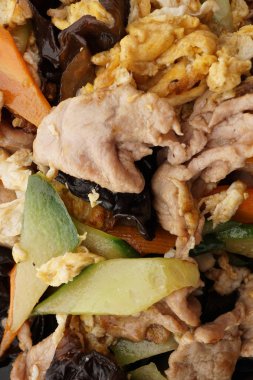 Yumurta, sebze ve mantar soslu domuz eti