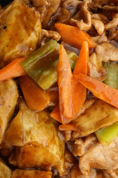 Çin yemeği. Patlıcan ve sebze soslu domuz eti — Stok fotoğraf