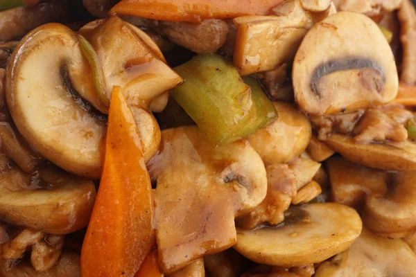 Китайская еда. Свинина с грибами и овощами — стоковое фото