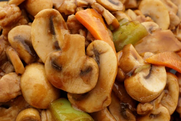 Çin yemeği. Sebze ve mantar soslu domuz eti