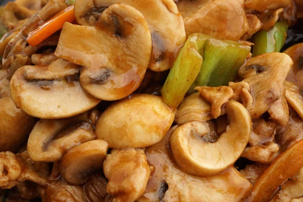Cibo cinese. Maiale con funghi e verdure — Foto Stock
