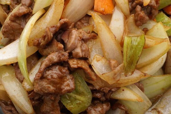 Kínai élelmiszer. Borjúhús, hagyma és zöldség — Stock Fotó