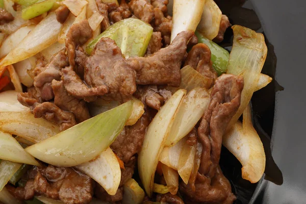 Китайская еда. Телятина с луком и овощами — стоковое фото
