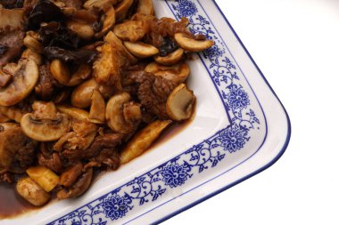 Siyah ve beyaz mantar ve bambu sürgünleri ile Dana