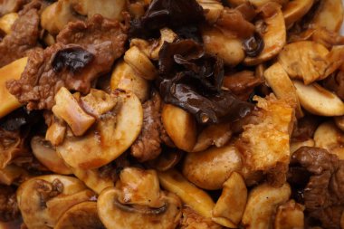 Siyah ve beyaz mantar ve bambu sürgünleri ile Dana