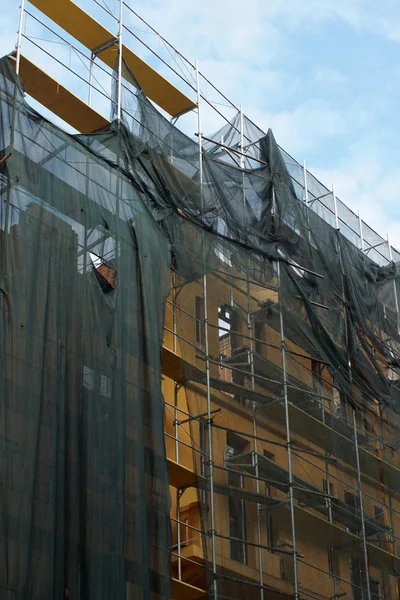 Andamios Obra Cubiertos Con Redes Protectoras — Foto de Stock