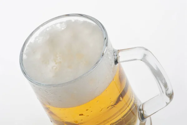 Стекло светлого пива на белом фоне — стоковое фото