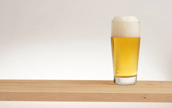 Glas leichtes Bier auf einem Holzbrett. — Stockfoto