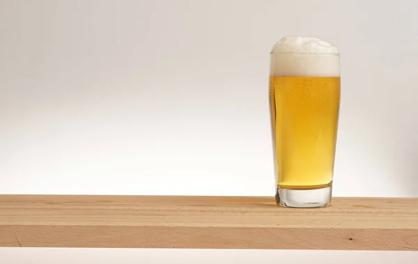 Glas leichtes Bier auf einem Holzbrett. — Stockfoto