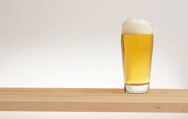 Glas leichtes Bier auf einem Holzbrett. — Stockfoto