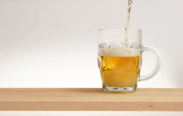 木の板に軽いビールのグラス. — ストック写真