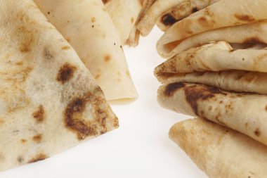 taze pişmiş haddelenmiş blinis veya izole krep