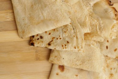 Taze pişmiş haddelenmiş blinis veya ahşap tahta üzerinde krep