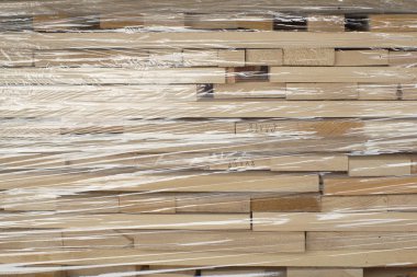 Plastik Folyo sarılı satırlardaki ahşap plakalar yığılmış