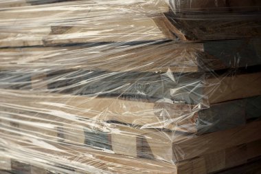 Plastik Folyo sarılı satırlardaki ahşap plakalar yığılmış