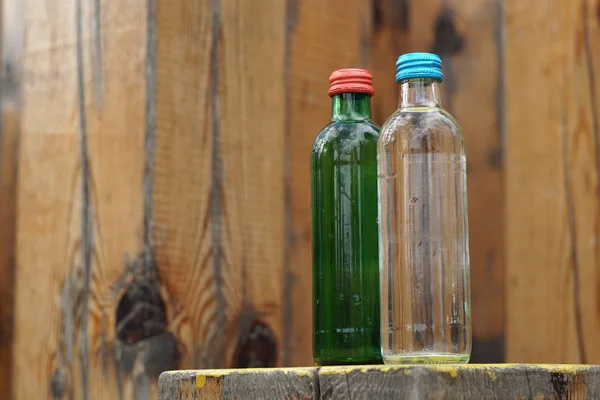 Flessen water op een houten achtergrond — Stockfoto