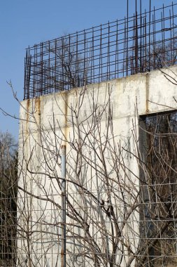 Beton ve takviye ile terk edilmiş şantiye