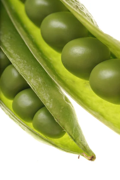 Frische rohe grüne Erbsen in einer Hülse auf weißem Hintergrund — Stockfoto