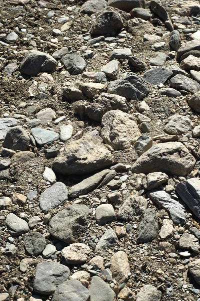 Гравийные камни, песок и земля у реки — стоковое фото