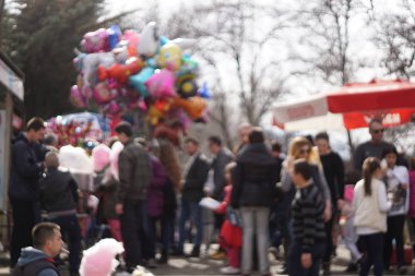  Odak dışında, bulanık, tanınmaz, isimsiz insanlar parkta bir yol boyunca yürüyor, yürüyor