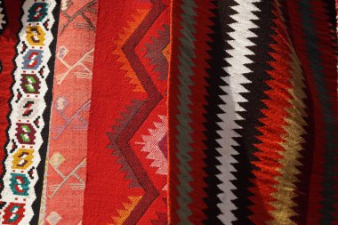 El halı yaptı. Renkli yüzey, geleneksel yün ve vintage el yapımı kilim - doku yakın çekim