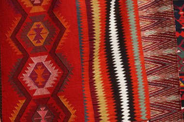 El halı yaptı. Renkli yüzey, geleneksel yün ve vintage el yapımı kilim - doku yakın çekim