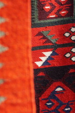 El halı yaptı. Renkli yüzey, geleneksel yün ve vintage el yapımı kilim - doku yakın çekim