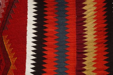 El halı yaptı. Renkli yüzey, geleneksel yün ve vintage el yapımı kilim - doku yakın çekim