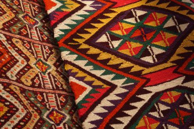 El halı yaptı. Renkli yüzey, geleneksel yün ve vintage el yapımı kilim - doku yakın çekim