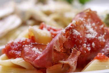 Domates soslu makarna, parmesan ve prosciutto.