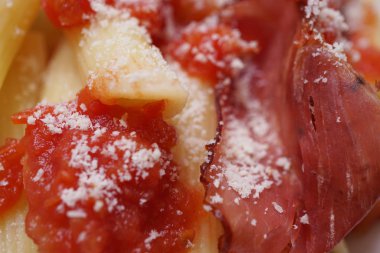 Domates soslu makarna, parmesan ve prosciutto.