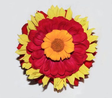 Beyaz üzerine katmanlı çiçek