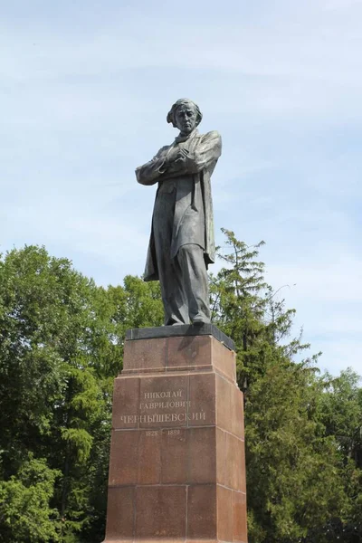 Yazar ve devrimci Nikolay Gavriloviç Çernişevski anıt