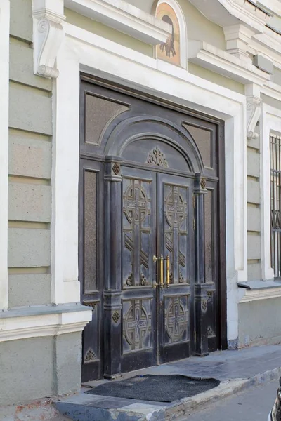 Antik tapınak kapıya