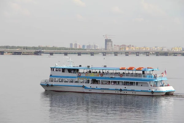 Paracourse Volga arasında yüzen Telifsiz Stok Fotoğraflar