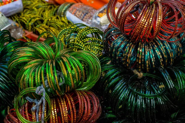 Geleneksel süslemelerin resmi çoğunlukla Hindistan 'ın alt kıtasında yaşayan kadınlar tarafından takılıyor.