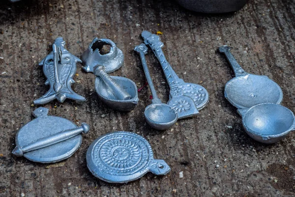 Hindistan 'daki sokak satıcısından satışa sunulan mutfak aletlerinin resmi