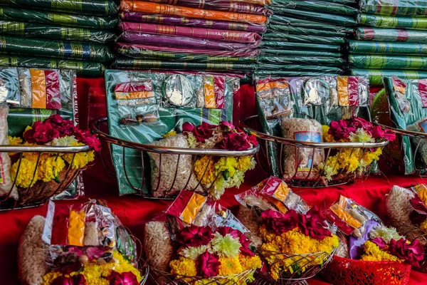 Leverancier van voorwerp van aanbidding verkocht in tempel gebied — Stockfoto