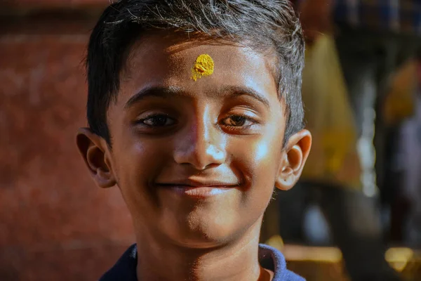 Zdjęcie indyjskiego chłopca stojącego i pozującego do zdjęcia — Zdjęcie stockowe