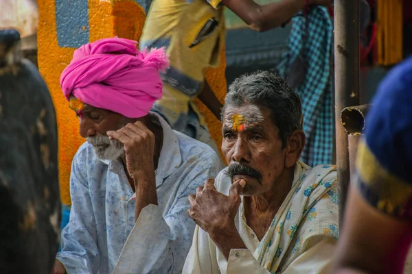 Зображення двох старих братів у храмі під час індійського святкового сезону — стокове фото